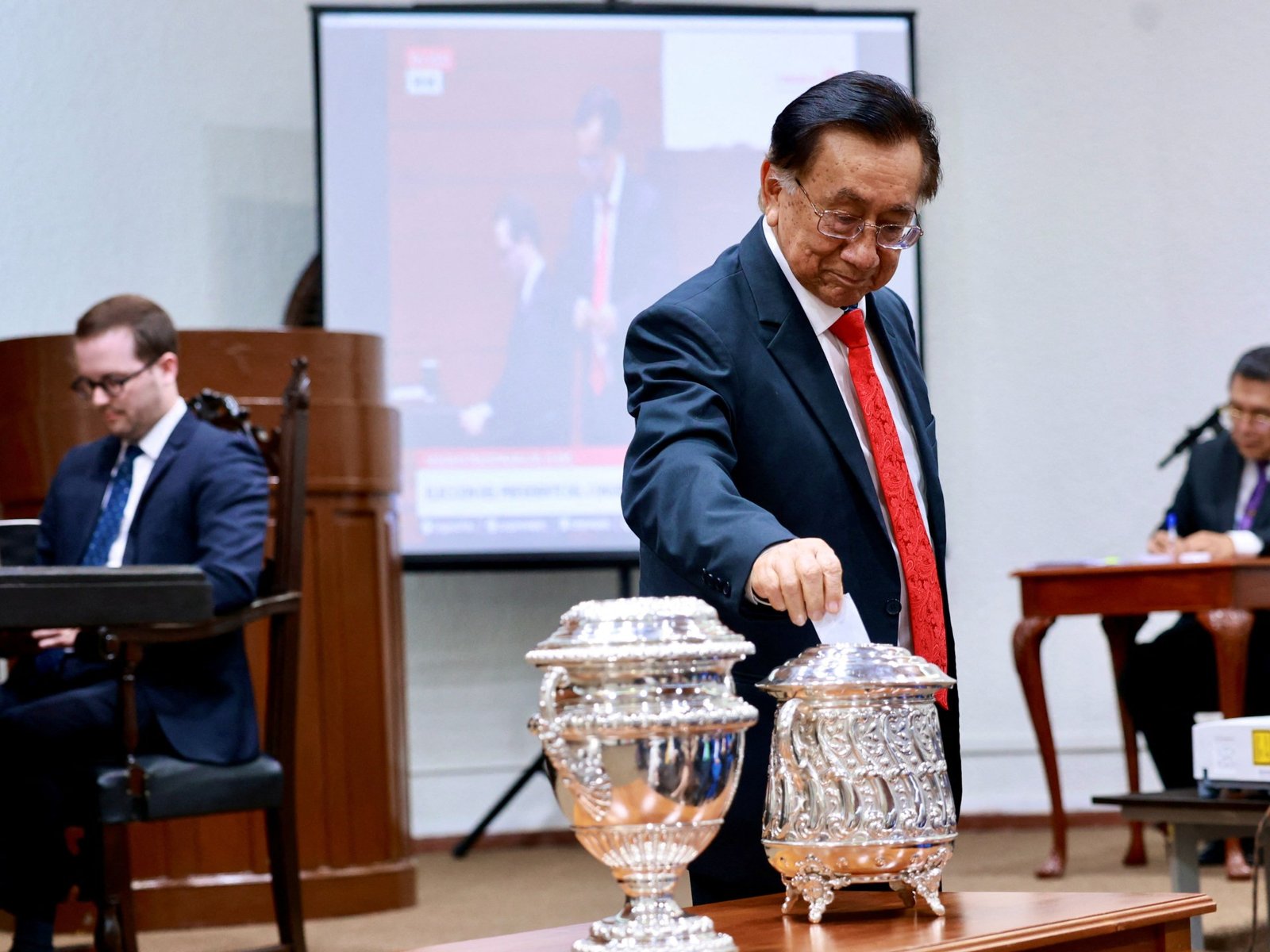 जोस जेरी यांची हकालपट्टी करून पेरूने जोस मारिया बालकाझार यांची अध्यक्षपदी नियुक्ती केली, अधिकृत बातमी