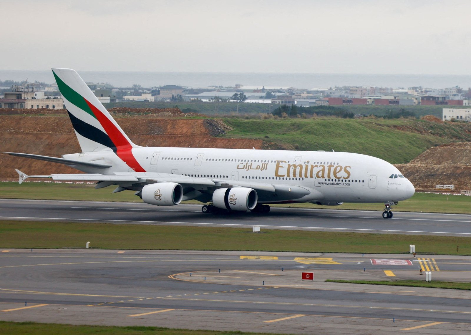 इराण युद्धादरम्यान मध्यपूर्वेतून उड्डाणांसाठी हजारो लोकांची झुंबड | विमान वाहतूक बातम्या