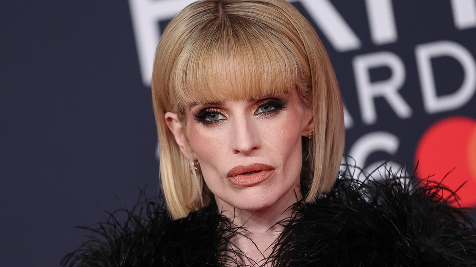 केली ऑस्बॉर्नच्या मित्रांना तिचे वजन कमी झाल्याबद्दल काळजी वाटते, परंतु ती दुःखी आहे हे समजून घ्या