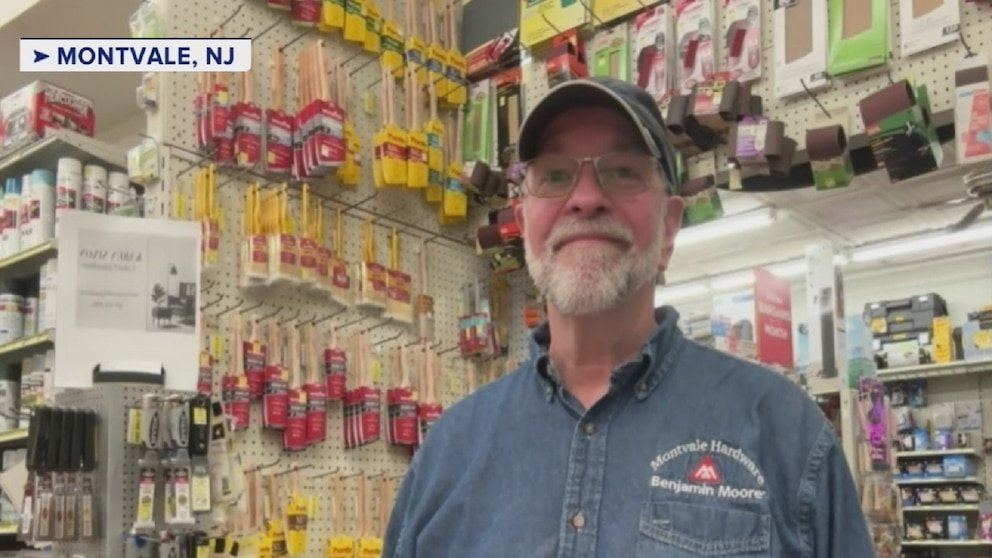 पहा: ‘आम्ही नुकतेच संपले’: एनजे हार्डवेअर स्टोअरचे मालक मीठ मागणीवर चर्चा करतात