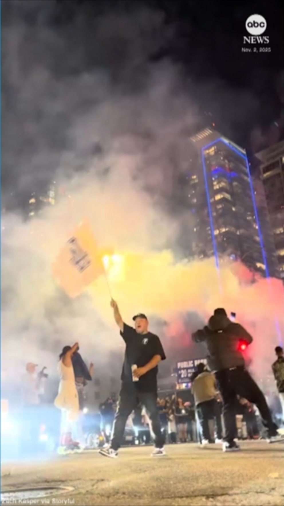 पहा: LA डॉजर्सचे चाहते जागतिक मालिका विजय साजरा करण्यासाठी रस्त्यावर उतरले