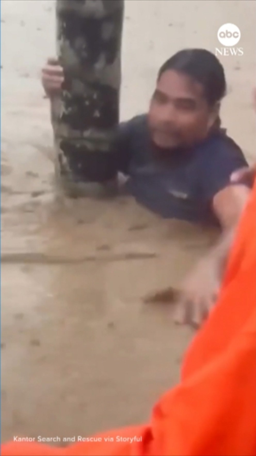 पहा: इंडोनेशियातील प्राणघातक पुराच्या दरम्यान झाडांमध्ये अडकलेल्या माणसांना बचावकर्ते वाचवतात