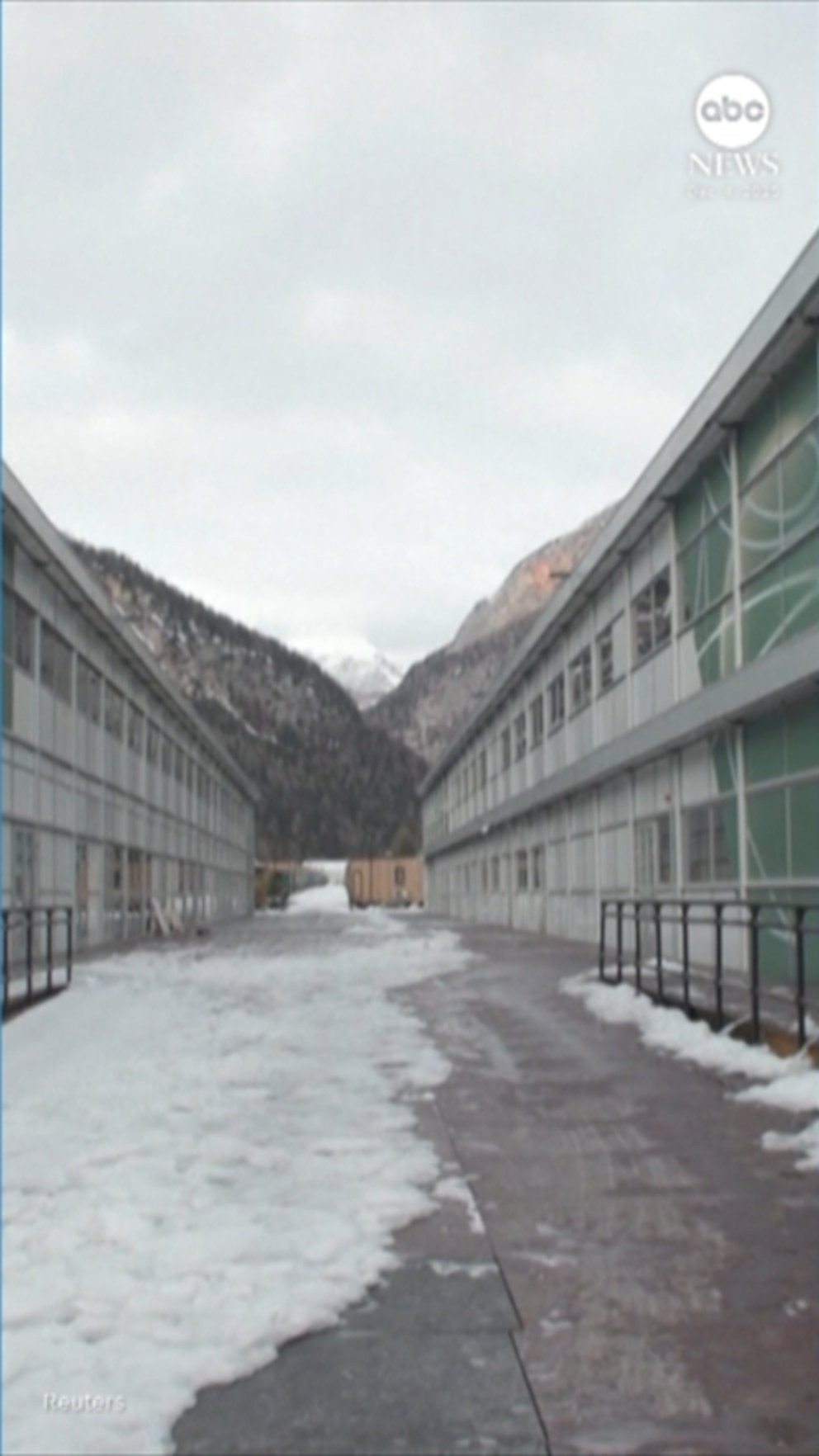 2026 हिवाळी खेळांपूर्वी व्हिडीओ कॉर्टिनाचे ऑलिम्पिक गाव ॲथलीट्ससाठी तयार आहे