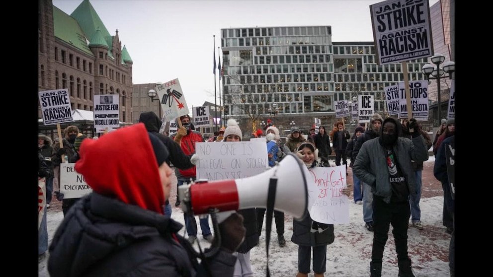 पहा: आयसीई अधिकाऱ्यांना काढून टाकण्याच्या मागणीसाठी मिनियापोलिसमध्ये निदर्शक जमले