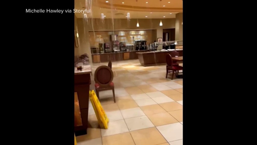 पहा: ओक्लाहोमा सिटीच्या बाहेर लॉबीवर हॉटेलचे छत कोसळले