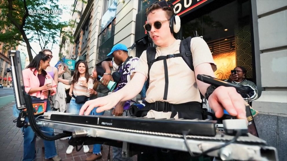 पहा: हा वन-मॅन बँड रस्त्यावर आदळतो आणि विनंती करतो