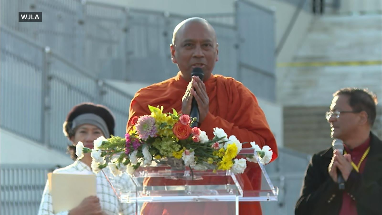 व्हिडिओ बौद्ध भिक्खू लिंकन मेमोरियलमध्ये पोहोचले, शांततेसाठी 2,300 मैल चालताना मागे वळून पहा