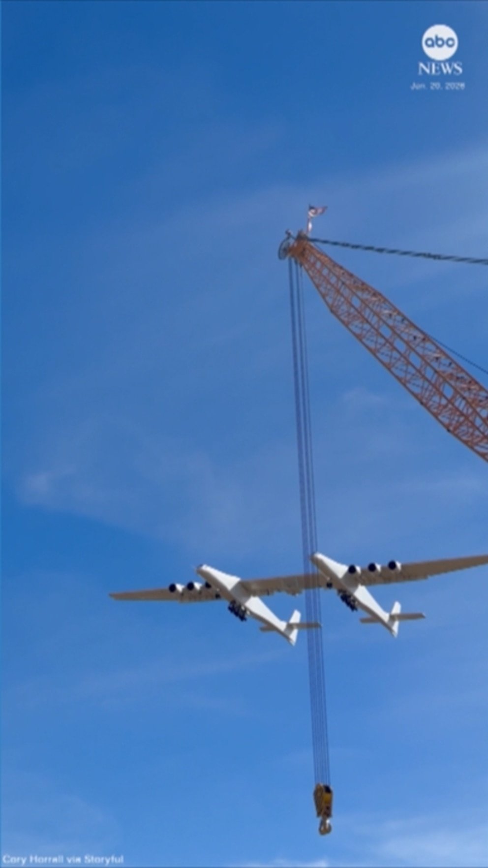 पहा: बांधकाम कामगाराने मोठ्या आकाराच्या दुहेरी विमानाचे फ्लायबाय कॅप्चर केले