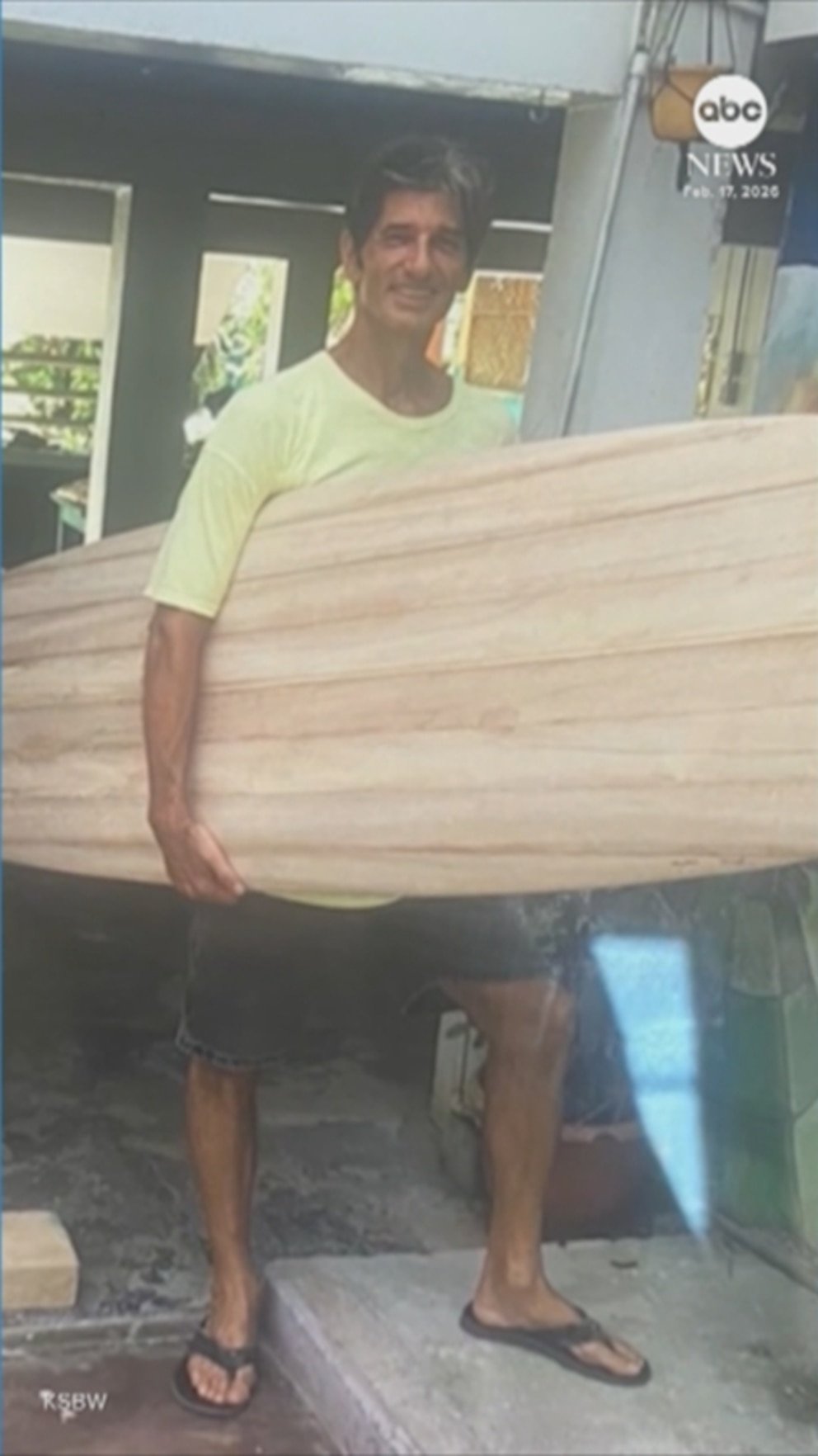 पहा: कोस्टा रिकामध्ये उघड झालेल्या हत्येनंतर मित्र आणि कुटुंबीयांनी यूएस सर्फरची आठवण ठेवली