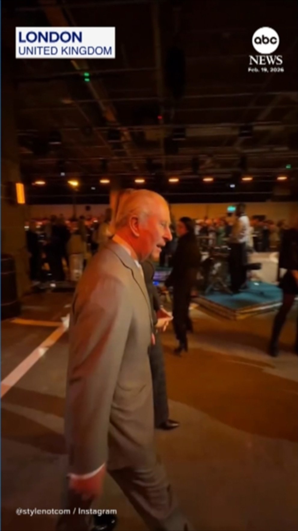 व्हिडिओ किंग चार्ल्स त्याच्या भावाच्या अटकेनंतर लंडन फॅशन वीक शोमध्ये पोहोचला