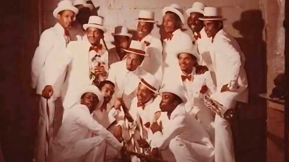 पहा: गो-गो संगीताची ५० वर्षे साजरी करत आहे