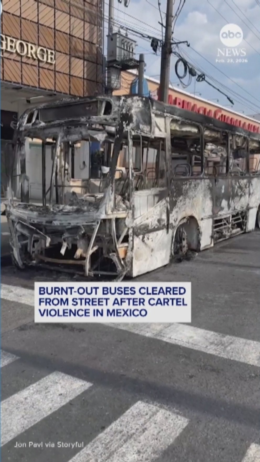 व्हिडिओ मेक्सिकोमध्ये कार्टेल हिंसाचारानंतर जळलेल्या बसेस रस्त्यावरून साफ केल्या जातात