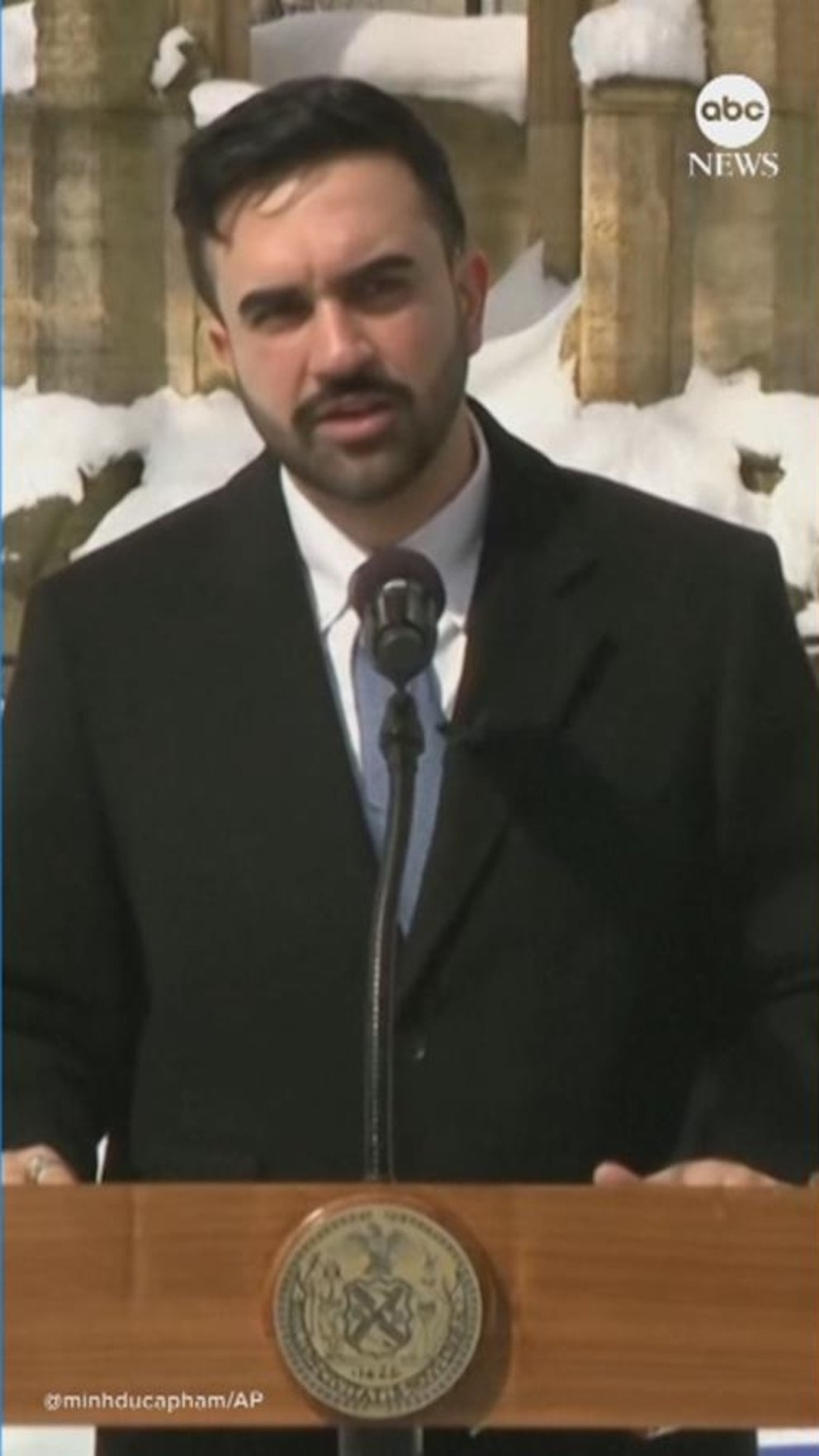 पहा: ममदानी: NYPD अधिकारी हिमवर्षाव झाल्यानंतर कोणत्याही स्नोबॉल फाईटवर बंदी नाही