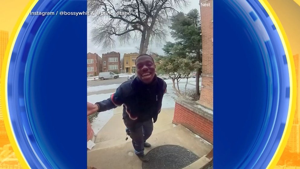 पहा: गाणारा मेलमन व्हायरल होतो