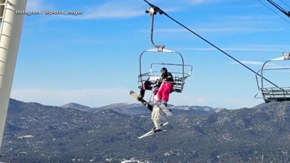 पहा: चेअरलिफ्टमधून लटकणारा स्कीयर