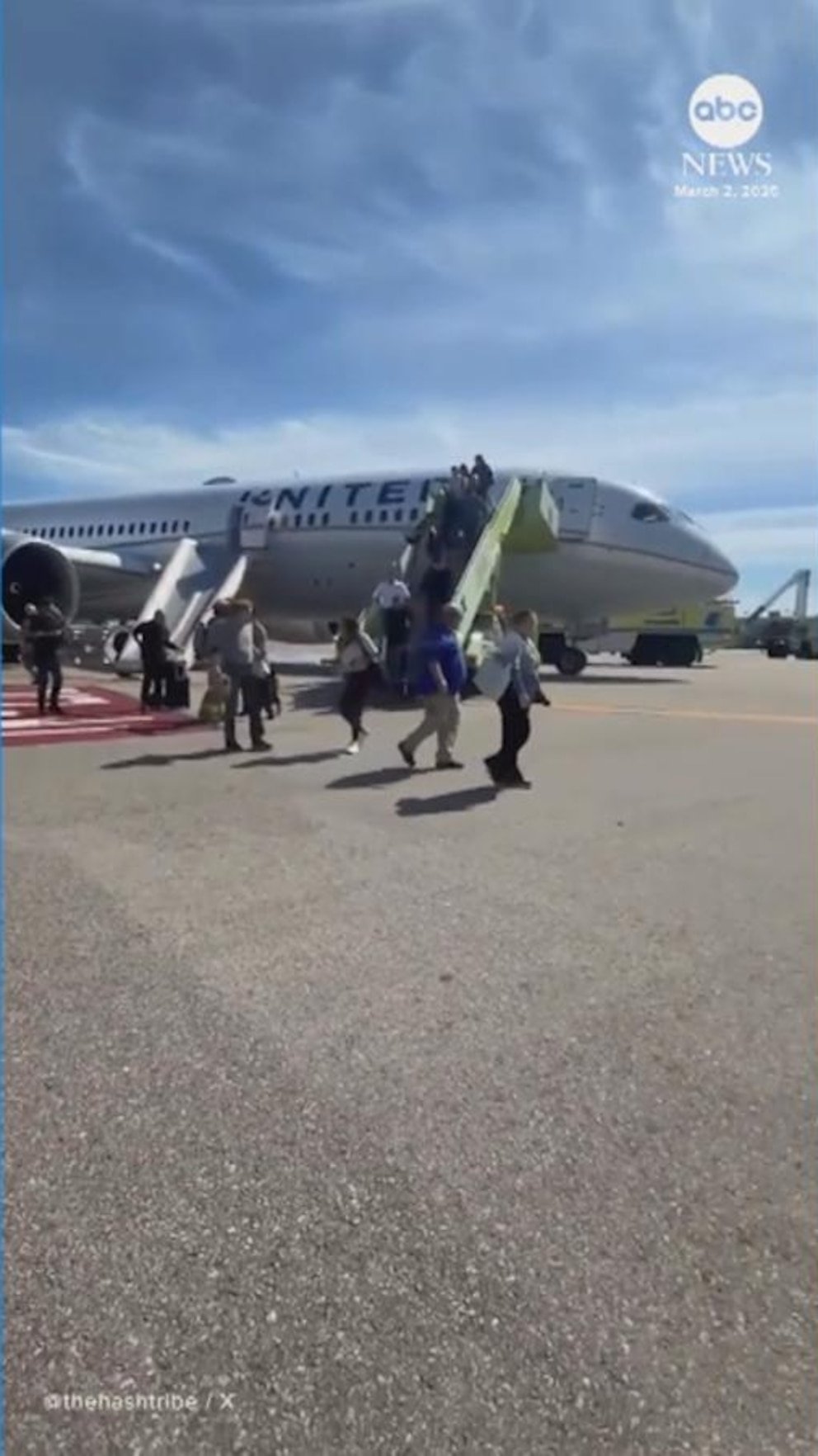 व्हिडिओ युनायटेड फ्लाइटच्या इंजिनला आग लागल्यानंतर प्रवासी विमानातून सरकले