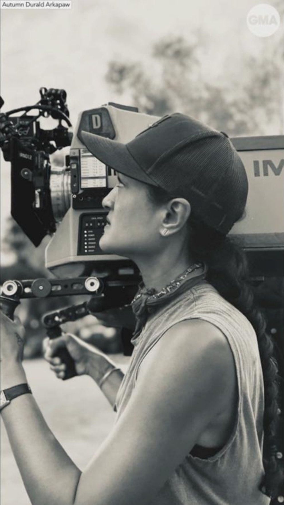 व्हिडिओ ऑस्कर नामांकित ऑटम ड्युराल्ड अर्कापाओ तिच्या कॅमेऱ्यात कौटुंबिक फोटो का ठेवते