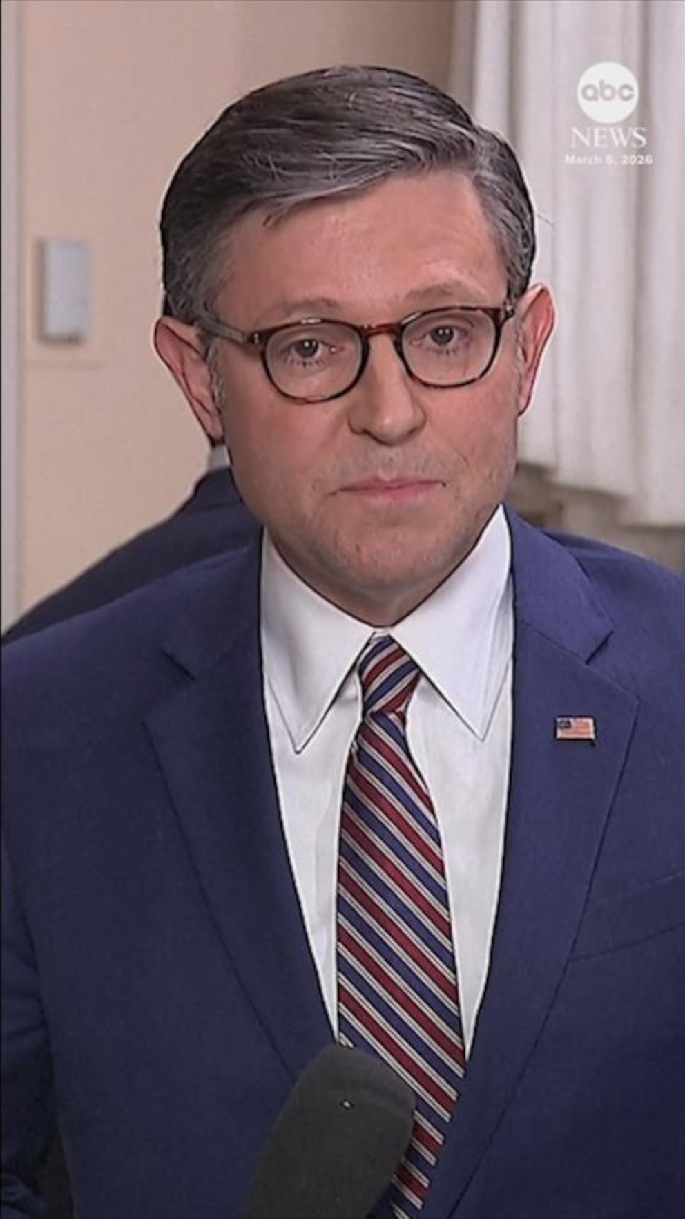 पहा: जॉन्सन असा युक्तिवाद करत आहे की अमेरिका युद्धात नाही