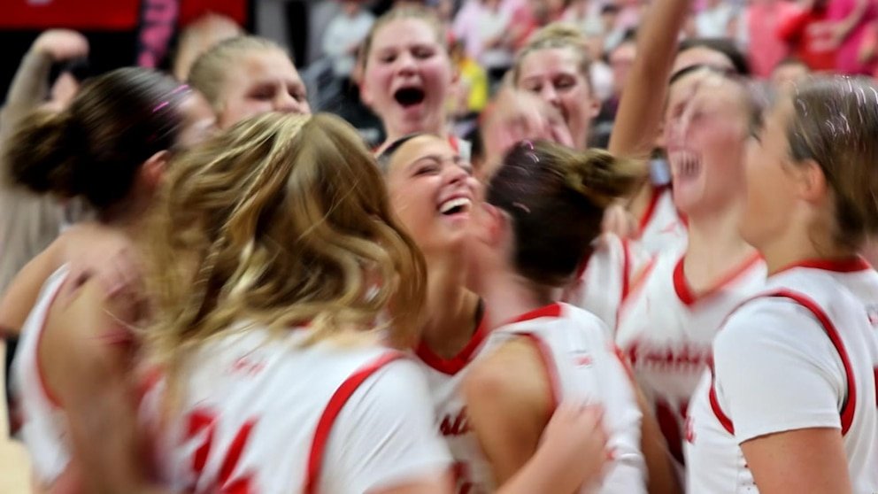 व्हिडिओ आयोवा हायस्कूल बास्केटबॉल खेळाडूने 19 सेकंदात 8 गुण मिळवले