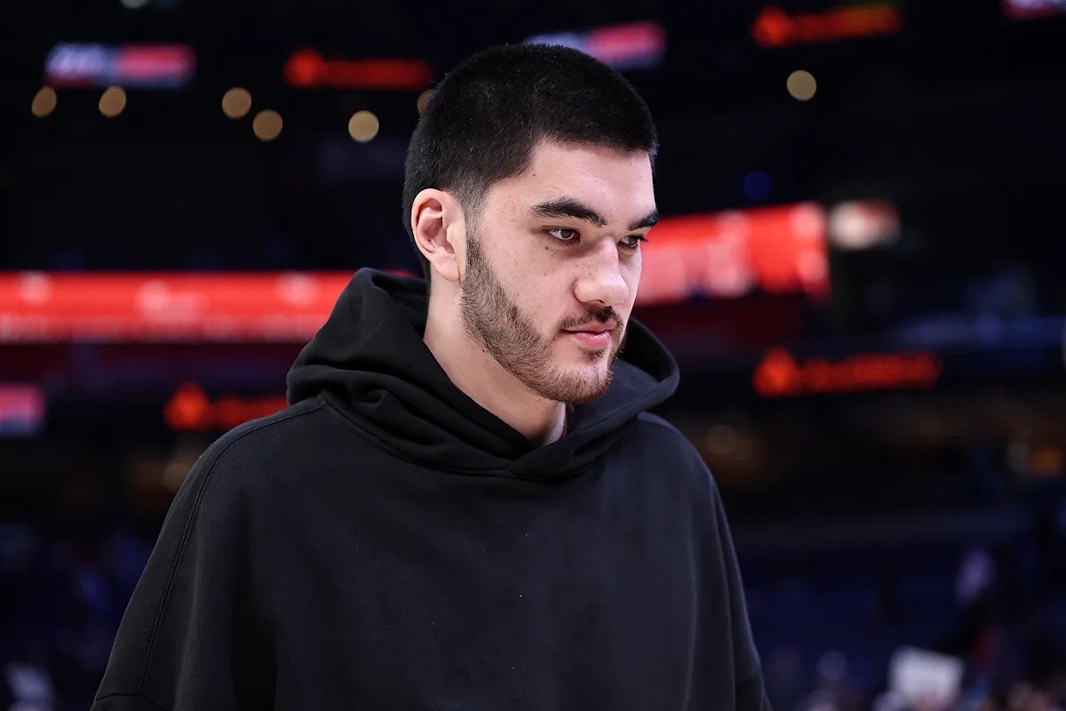 Grizzlies C Zach Eddy घोट्याच्या शस्त्रक्रियेनंतर उर्वरित हंगामासाठी बाहेर आहे