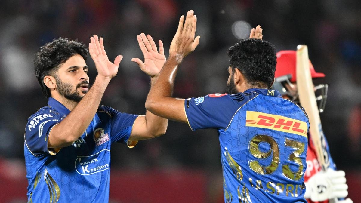PBKS vs MI, IPL 2026: धर्मशाला येथे शार्दुल ठाकूरने पंजाब किंग्जला चार धावांवर झेलबाद केले