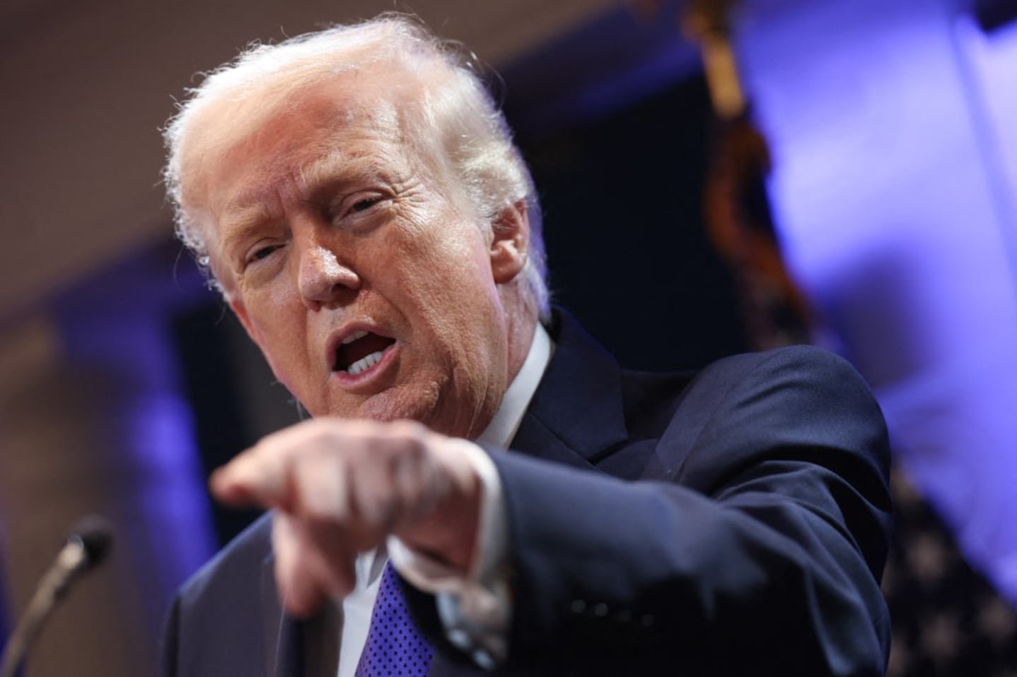 अमेरिकेच्या सर्वोच्च न्यायालयाच्या निर्णयानंतर डोनाल्ड ट्रम्प यांनी नवीन दरांची घोषणा केली