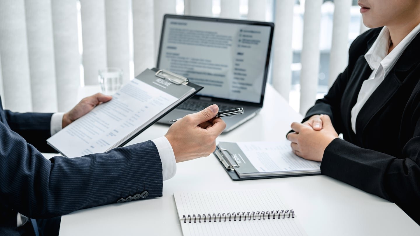 हेरेडियाचा जॉब फेअर या आठवड्यात 1,000 हून अधिक रिक्त जागा प्रदान करेल आणि तुम्ही अक्षरशः सहभागी होऊ शकता