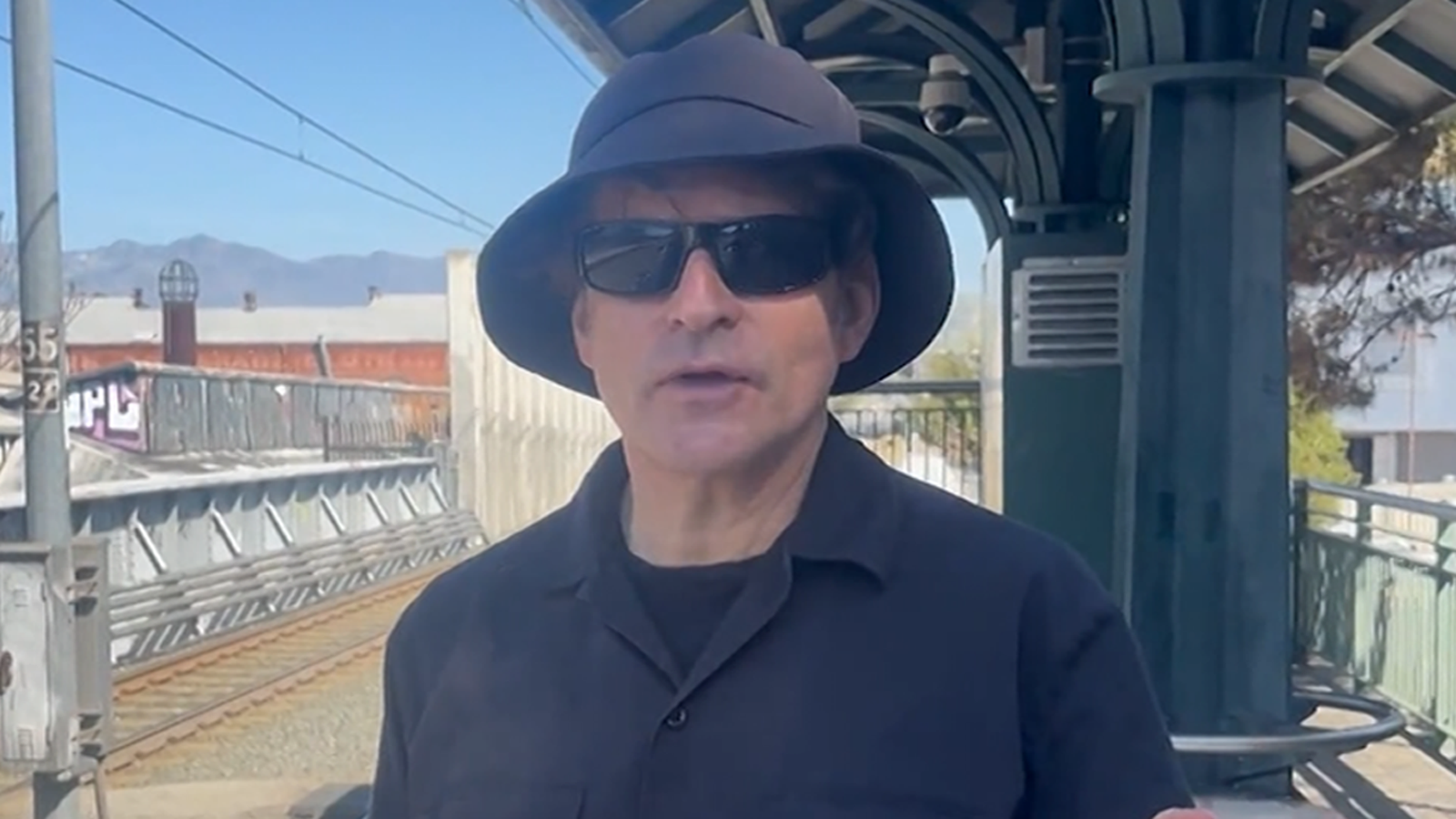 ‘बॅक टू द फ्युचर’ क्रिस्पिन ग्लोव्हर म्हणतो की बॅटरीच्या आरोपांमध्ये कोणतीही योग्यता नाही