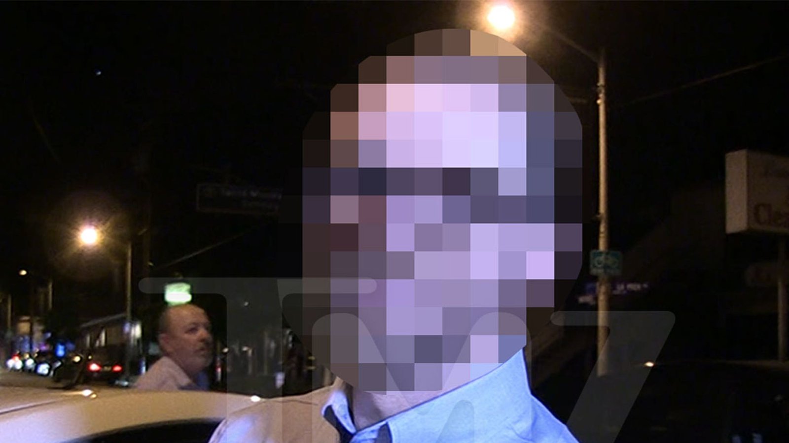 हा आनंदी ब्रिटिश अभिनेता कोण आहे याचा अंदाज लावा!