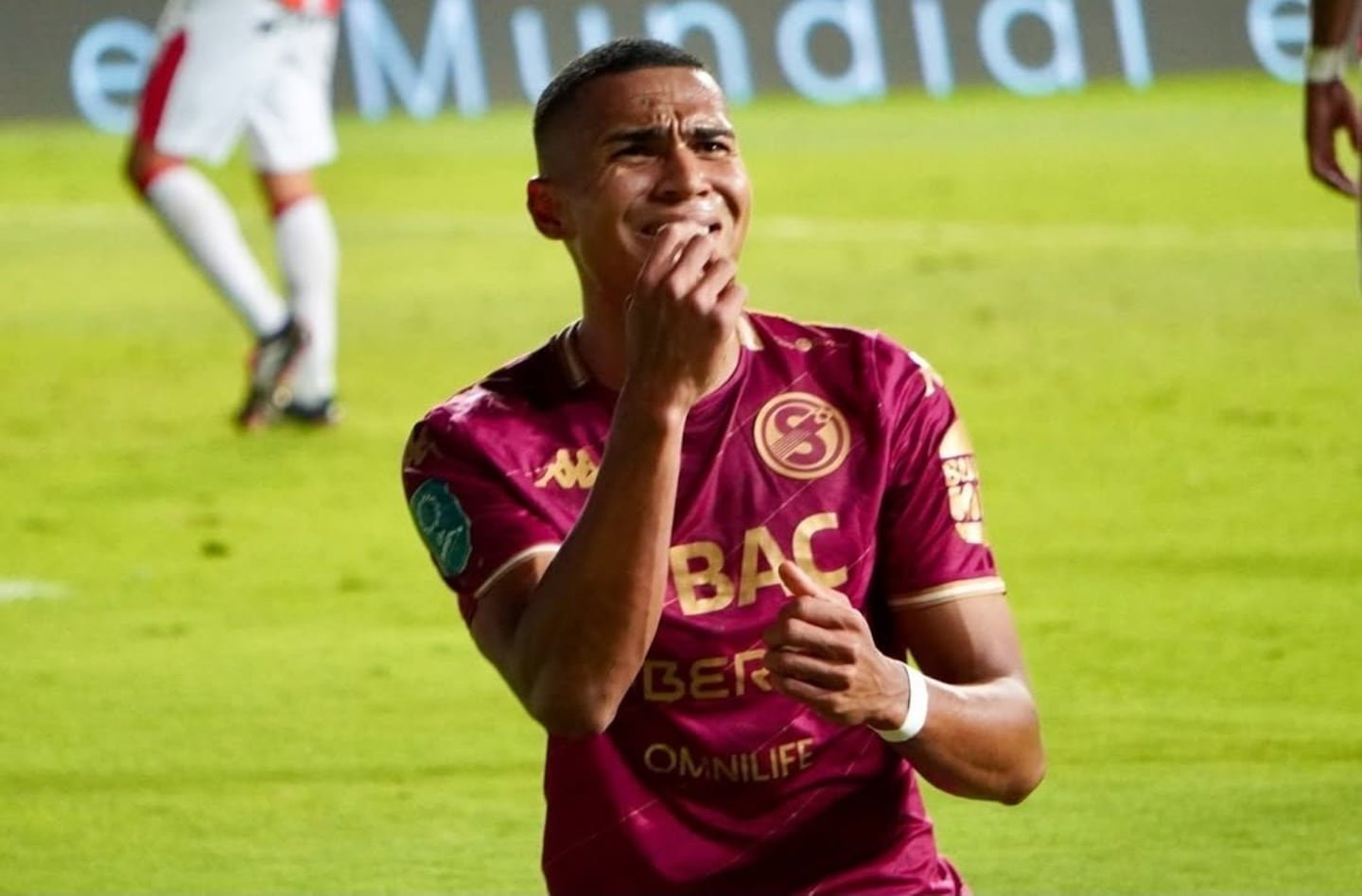 शिट्ट्यांपासून टाळ्यांपर्यंत: झोरकैफ अझोफिफा, तुटलेल्या आवाजात, सप्रिसामध्ये त्याच्या चांगल्या पातळीबद्दल बोलतो