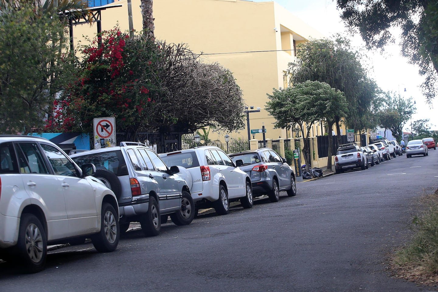 जगातील कोणत्याही गोष्टीसाठी या वस्तू आपल्या कारमध्ये ठेवू नका!