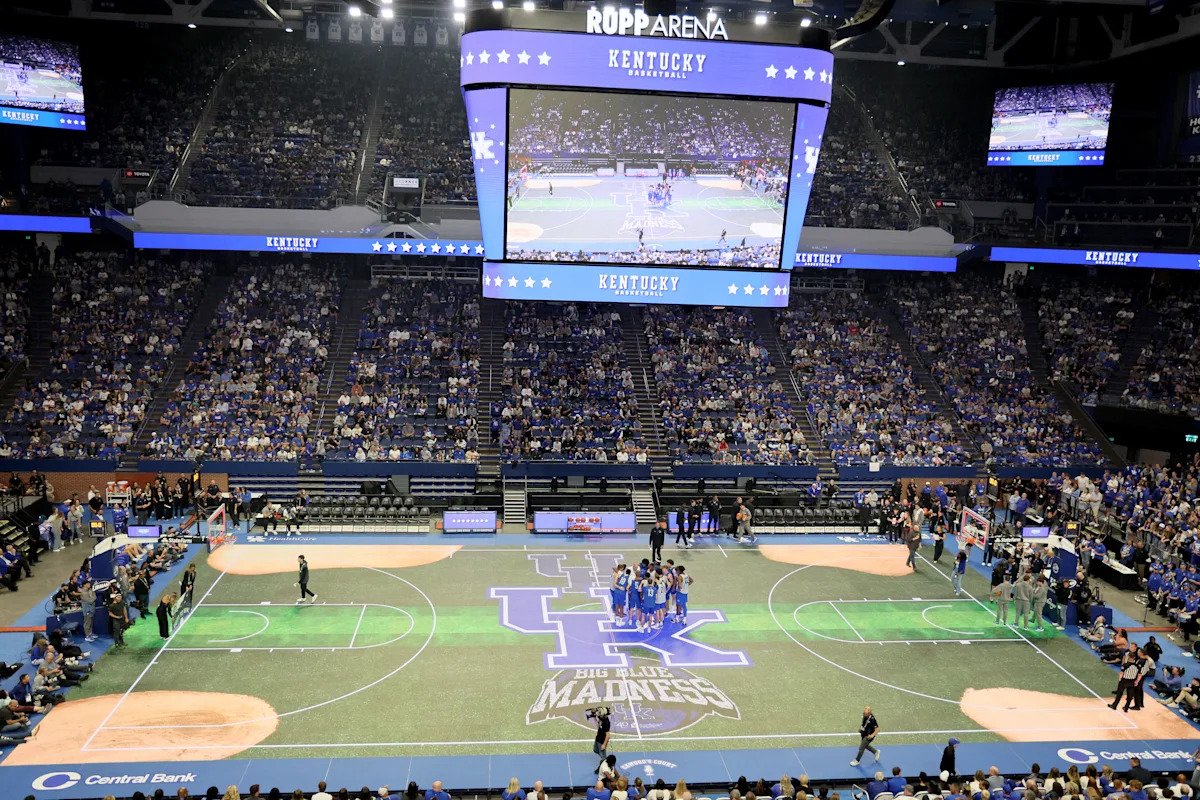 बिग 12 टूर्नामेंट कोर्ट: कॉन्फरन्समध्ये पुरुष आणि महिलांच्या स्पर्धेसाठी अनोखे काचेच्या मजल्यांचा समावेश होतो