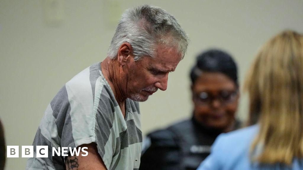 किशोरवयीन शाळेत गोळीबार करणाऱ्या अमेरिकेच्या वडिलांना दोषी ठरवण्यात आले आहे