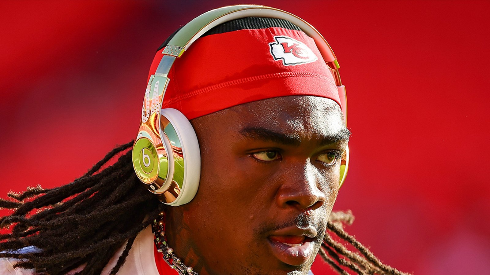 राशी राइसच्या माजी जीएफने एनएफएल स्टारवर क्रूरतेचा आरोप करून खटला दाखल केला आहे.