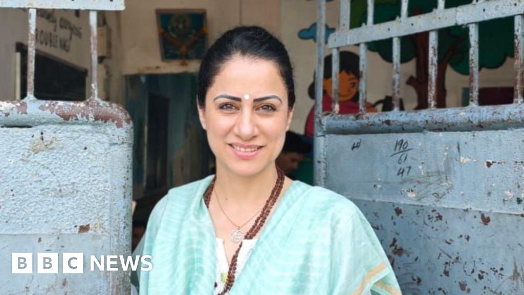 भारतातील झोपडपट्ट्यांना खुल्या वर्गात बदलण्यासाठी $1 दशलक्ष जिंकणारा शिक्षक