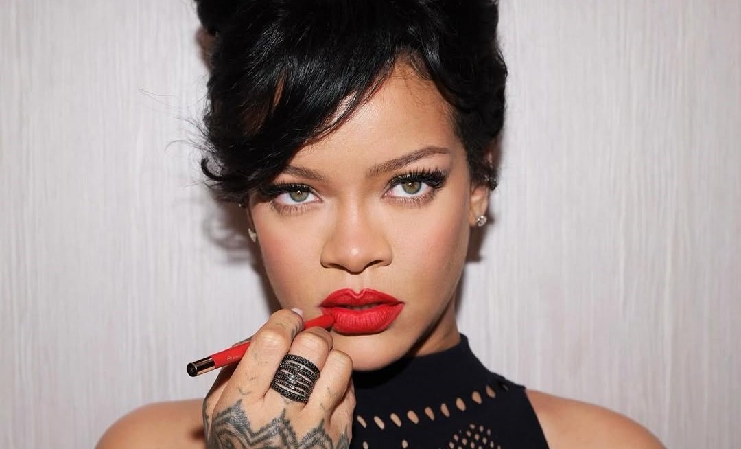 गायक आत असताना बेव्हरली हिल्समधील रिहानाच्या हवेलीला आग लागली