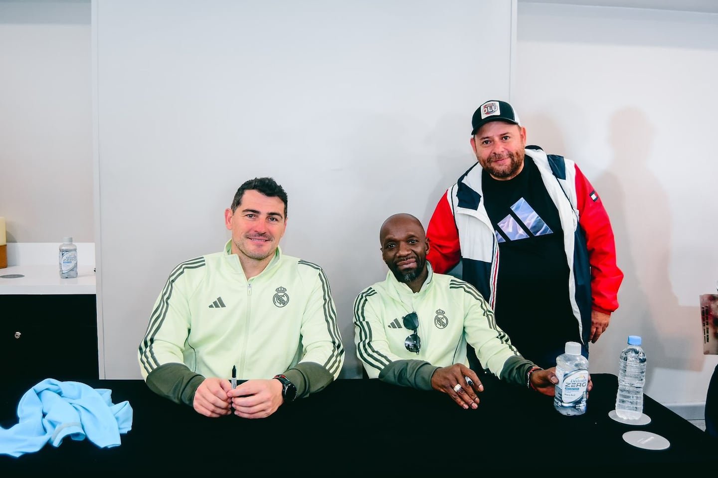 आंतरराष्ट्रीय तारे यांच्या स्वाक्षऱ्या मिळविण्यासाठी टिकोने लढा दिला आणि शक्य ते सर्व केले