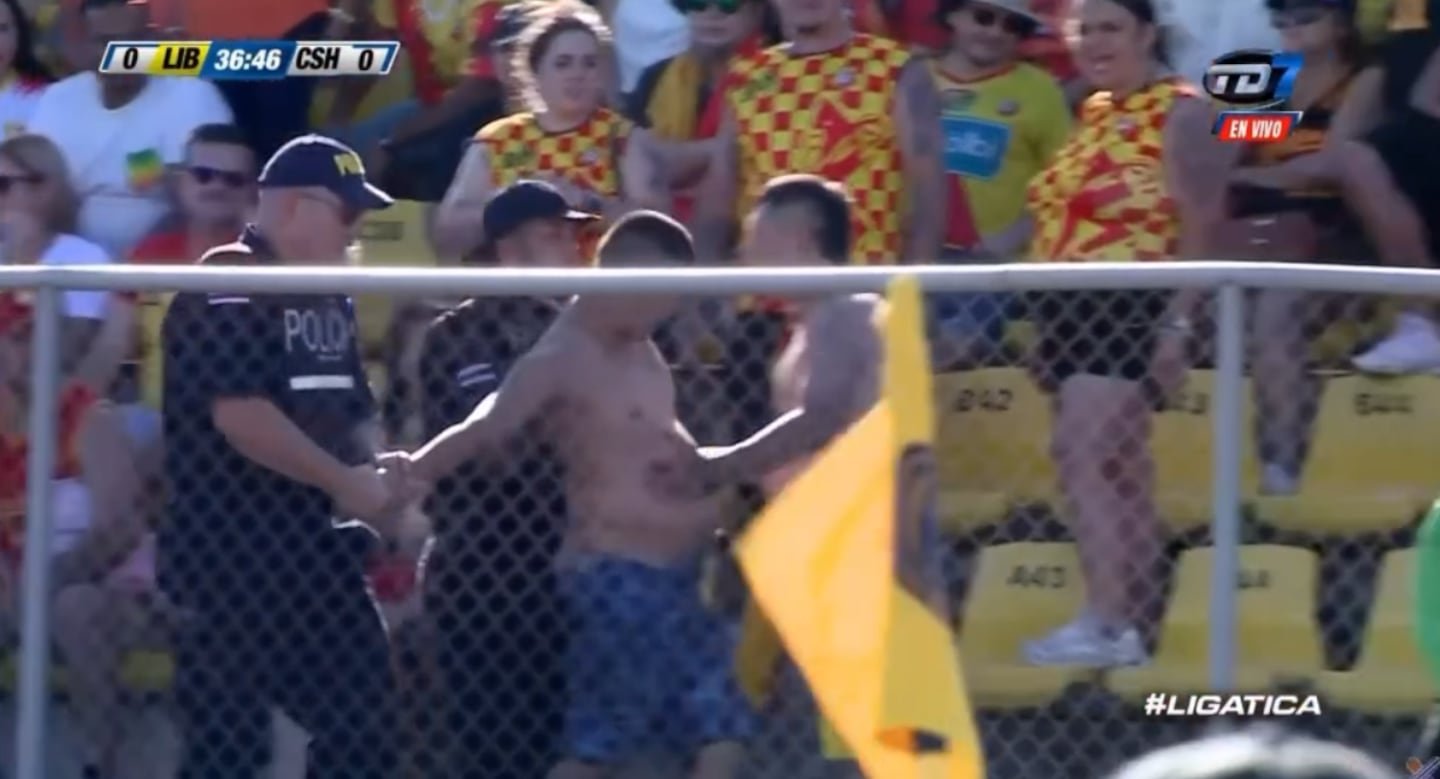 एडगार्डो बालटोडानो स्टेडियममध्ये मैदानावर आक्रमण करण्याचा प्रयत्न करताना हेरेडियानोच्या चाहत्याला अटक करण्यात आली.