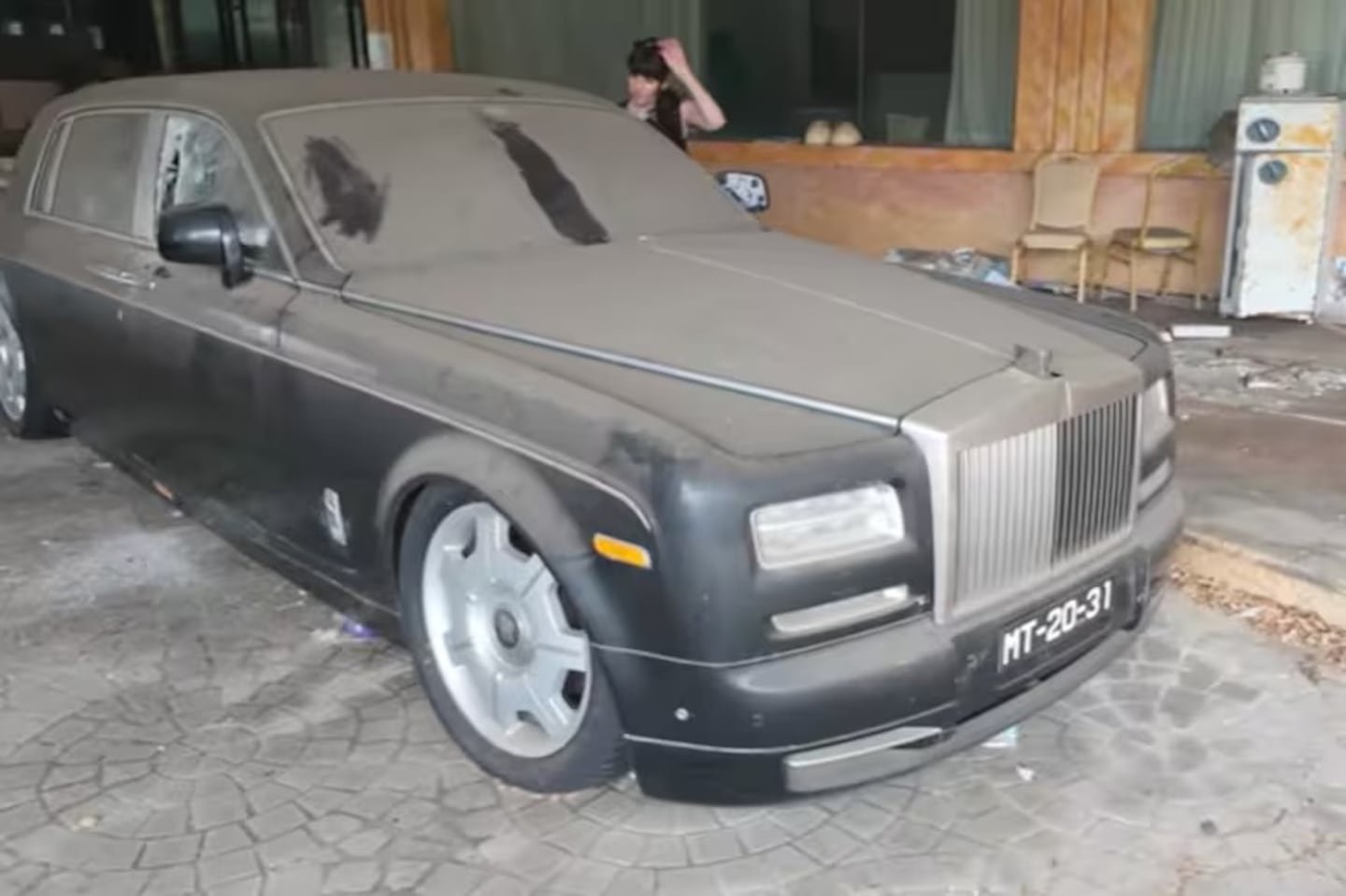 चीनमध्ये संशयित गुन्हेगारी संबंध असलेल्या बेबंद हॉटेलमध्ये आलिशान कारचा संग्रह सापडला