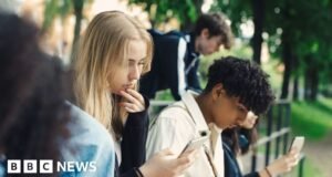 स्पेनने 16 वर्षाखालील मुलांसाठी सोशल मीडियावर बंदी घालण्याची योजना जाहीर केली आहे