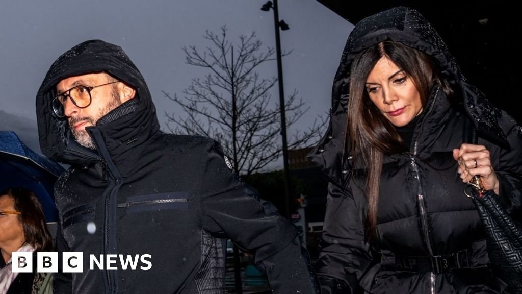 स्विस बार मालक आग पीडित कुटुंबांना सामोरे