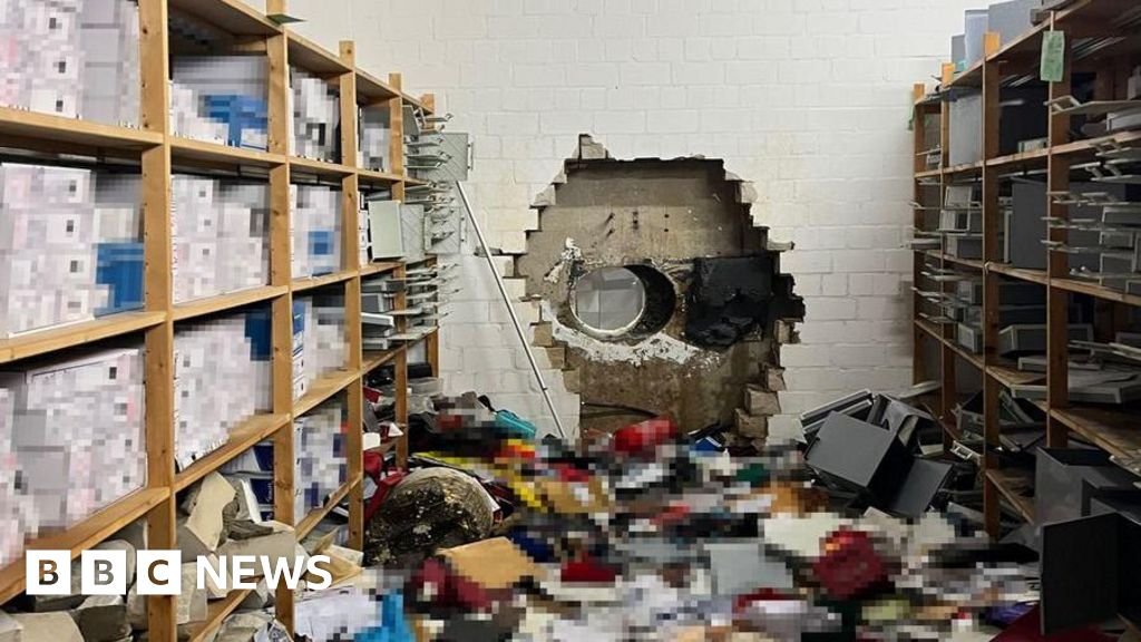 बचत बँकेतून €30m चोरण्यासाठी चोर ड्रिल वापरतात