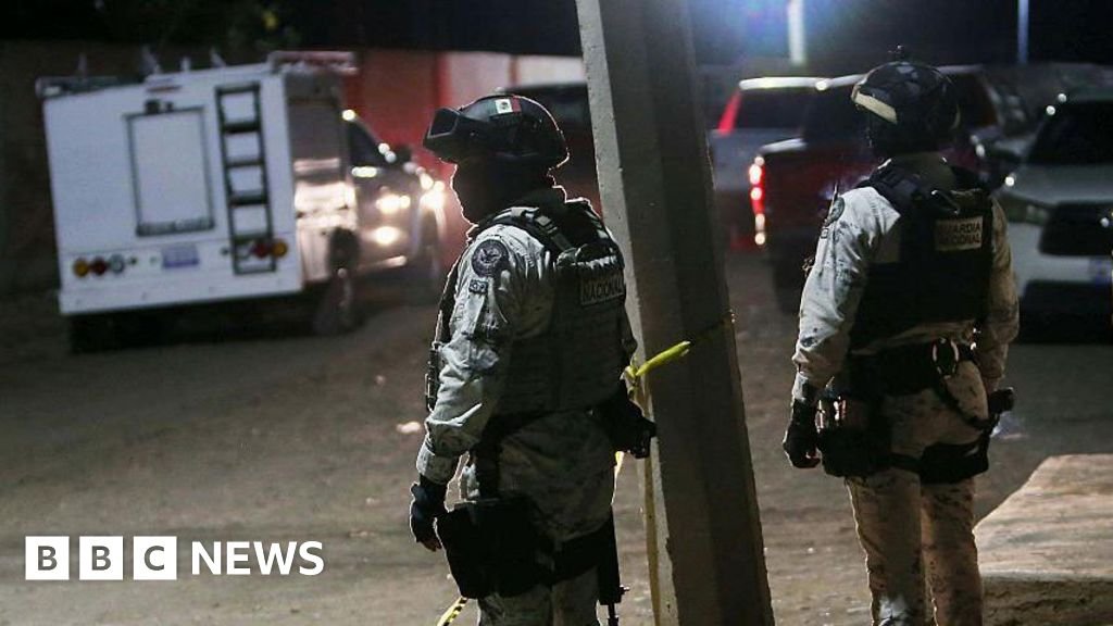 मेक्सिकोतील फुटबॉल स्टेडियमवर बंदूकधाऱ्यांनी केलेल्या हल्ल्यात 11 जणांचा मृत्यू झाला आहे