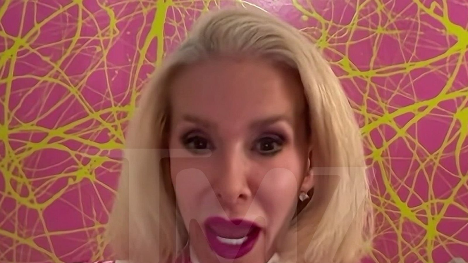 आर्मी हॅमरची आई ड्र्यू तिच्या टाकून दिलेल्या पुरुषांसाठी पॉडकास्टची चर्चा करते