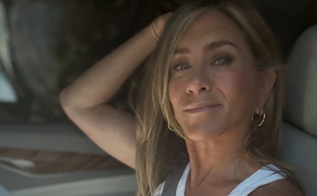 जेनिफर ॲनिस्टनने या फोटोसह तिच्या नवीन रोमँटिक नातेसंबंधाची पुष्टी केली: “जेन, आमची काळजी घ्या.”