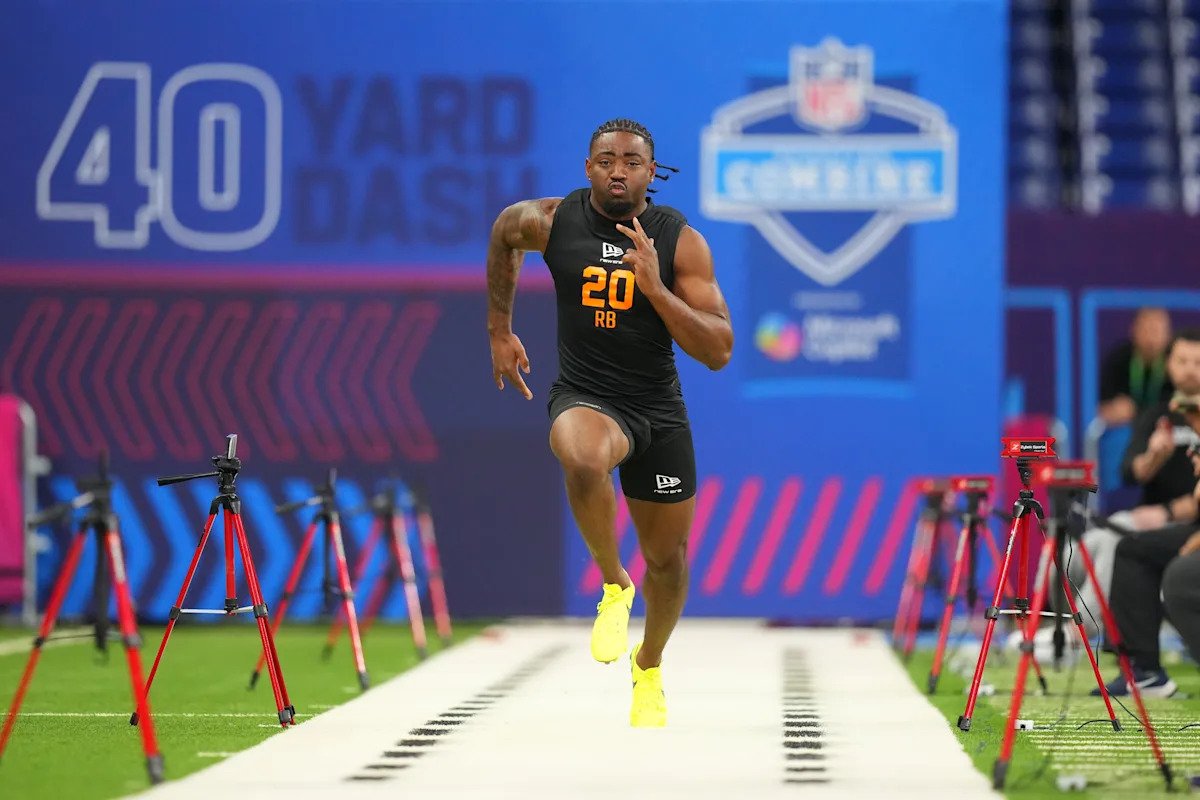 आर्कान्सा प्रॉस्पेक्ट माईक वॉशिंग्टन ज्युनियर धावणाऱ्या पाठीमागे सर्वात वेगवान 40-यार्ड डॅश पोस्ट केल्यानंतर भावूक झाला आहे.