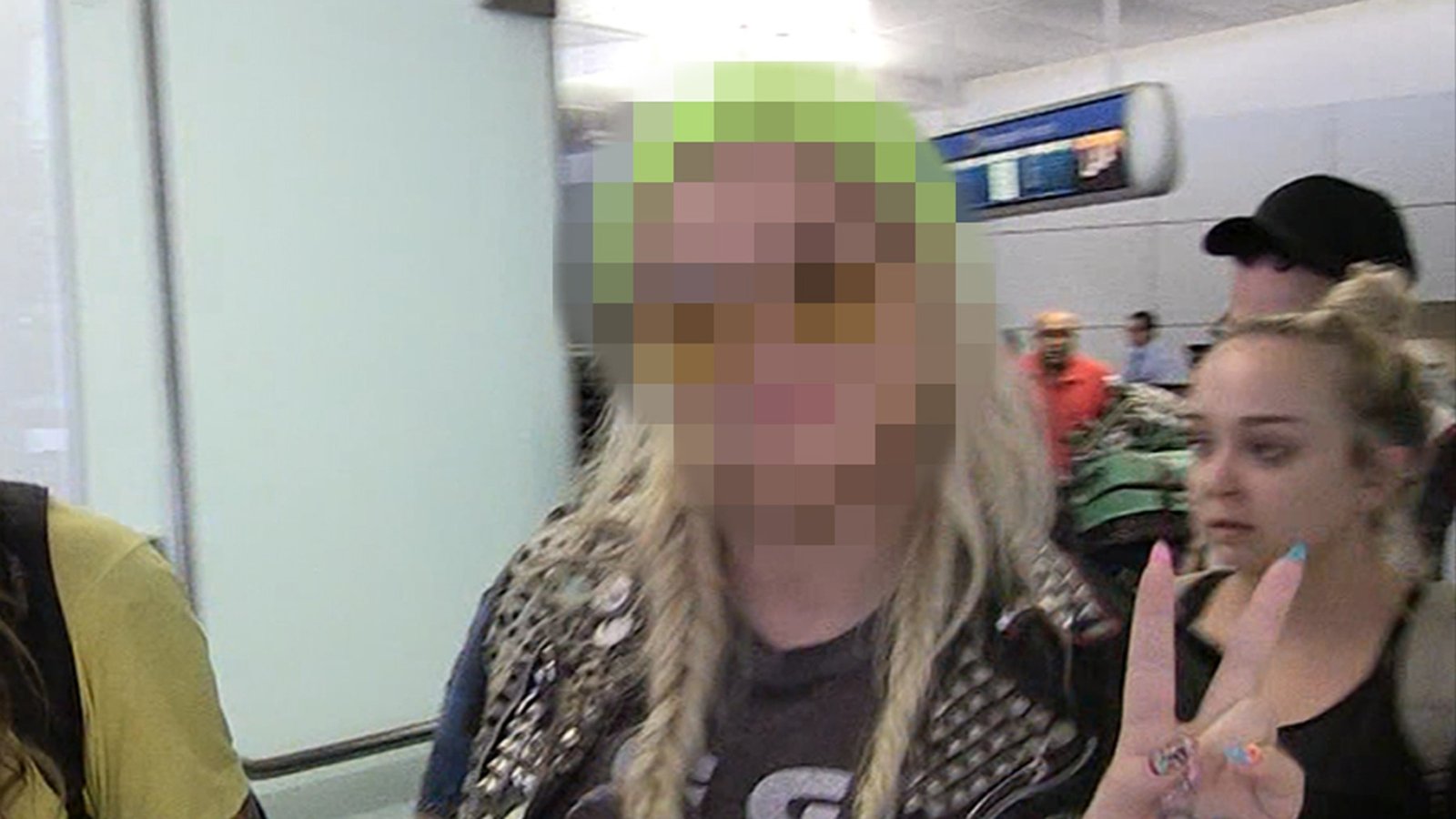 लोकप्रिय पॉप स्टार कोण आहे याचा अंदाज लावा!!!