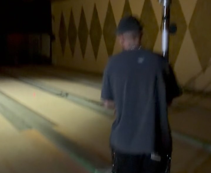 जस्टिन बीबरने 15 वर्षांपूर्वी “बेबी” गाण्यासाठी व्हिडिओ रेकॉर्ड केलेल्या ठिकाणी भेट देऊन त्याच्या कारकिर्दीतील एका महत्त्वाच्या क्षणाची आठवण केली.