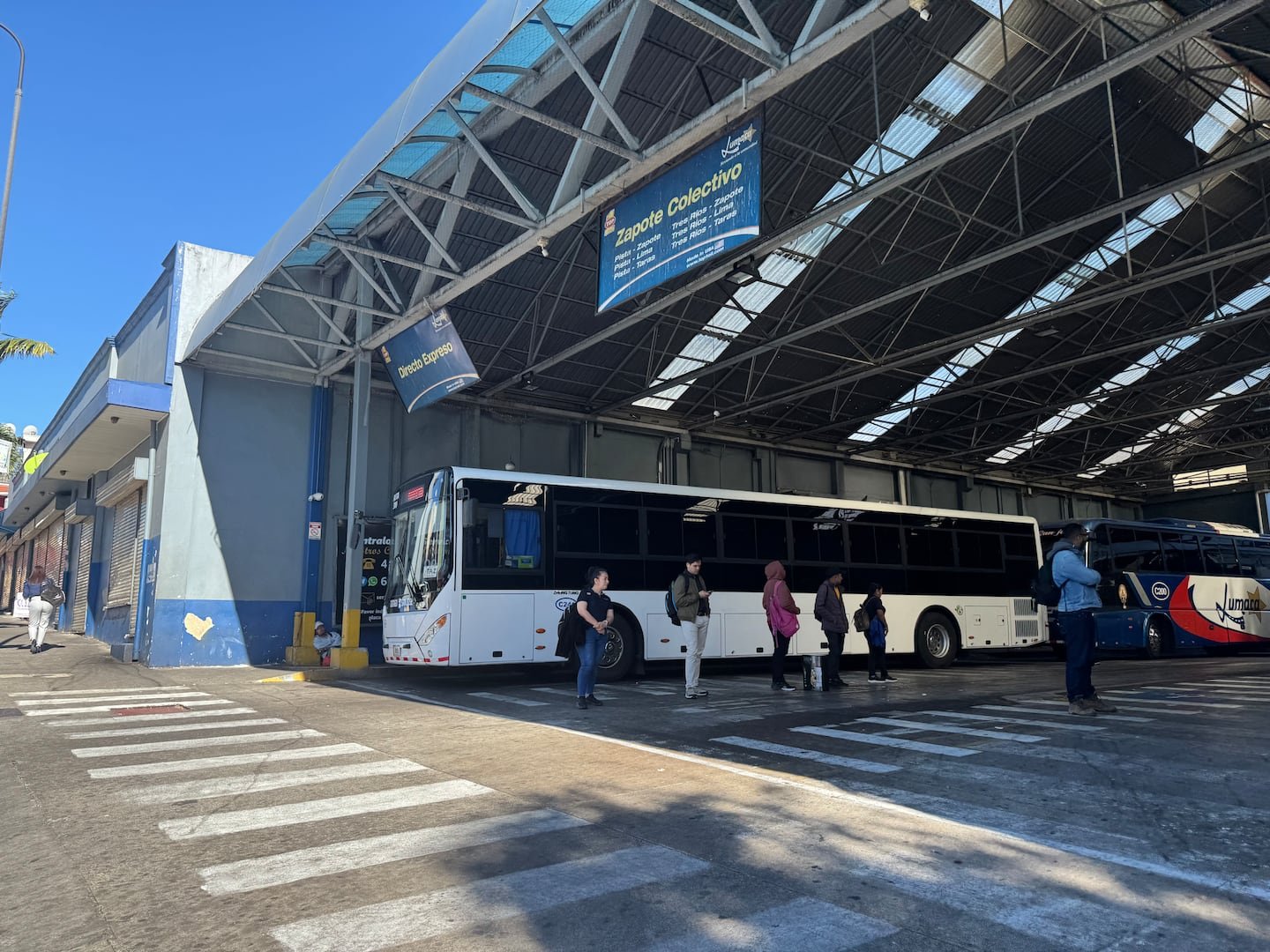 ते म्हणतात की लुमाकाचा प्रवास वाईट आहे का? ला तेजा कार्टागो बसमध्ये चढला आणि तो आमच्यासाठी तसाच गेला