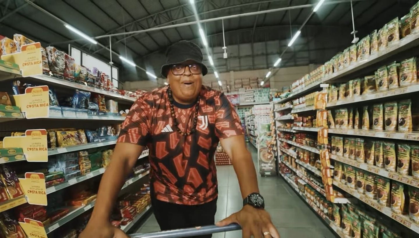 टोलेडोने विल्मर लोपेझसह एक विनोद केला जो अलाजुलेन्सच्या चाहत्यांसाठी “किक” सारखा वाचला.